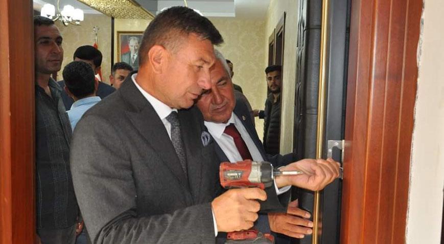 Karaisalı Belediye Başkanı, makam odasının kapısını söktü