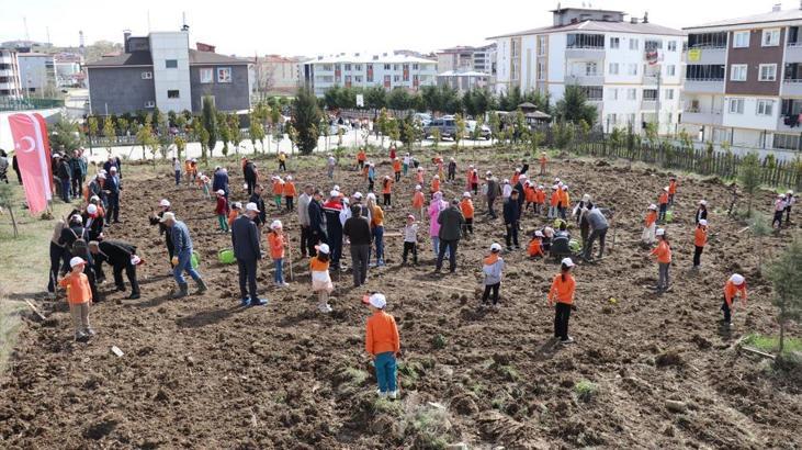 ‘Okuldaki Çiftlik Projesi’ meyvelerini vermeye başladı! Okul bahçesine fidanlar dikildi