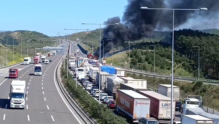Son dakik: İstanbul’da TIR alev alev ilerledi, trafik durdu
