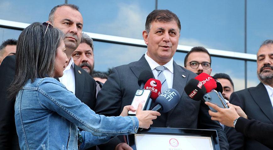 İzmir Büyükşehir Belediye Başkanı Cemil Tugay mazbatasını alarak göreve başladı