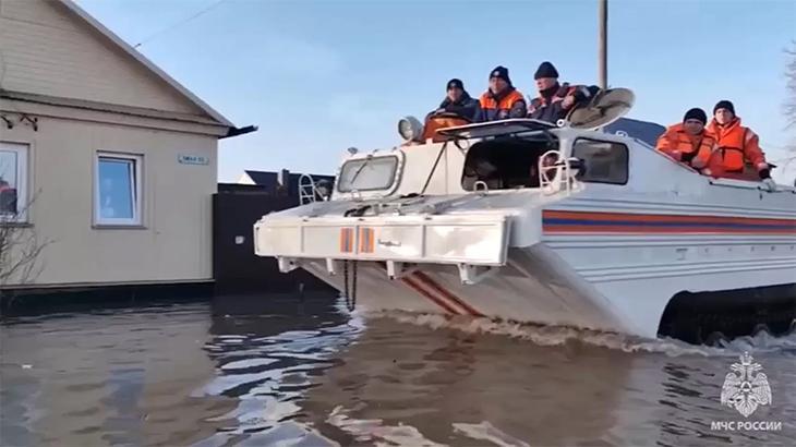 Rusya ve Kazakistan’da 50 binden fazla kişi su baskını sebebiyle tahliye edildi