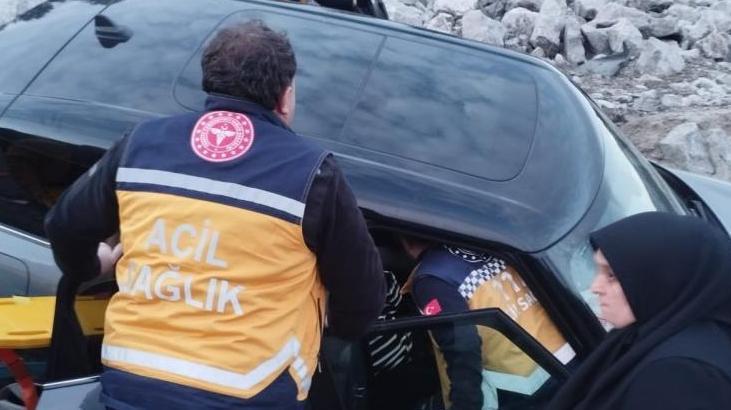 Otomobil yol kenarında bulunan istinat duvarına çarparak durabildi! 4 yaralı