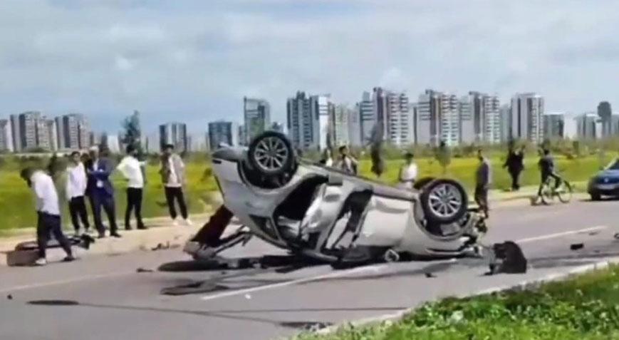 Çarpışan otomobillerden biri ters döndü! 4 kişi yaralandı