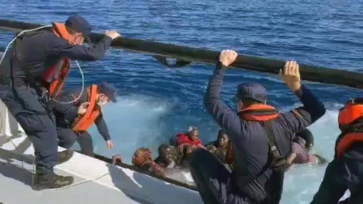 Yunanistan’ın ittiği can salı battı! 12 düzensiz göçmen ve 1 çocuk kurtarıldı