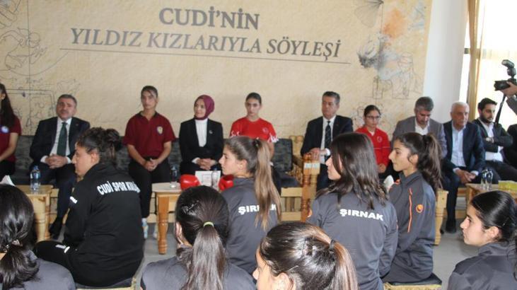 Bakan Göktaş Şırnak’ta Cudi’nin yıldız kızları ile bir araya geldi