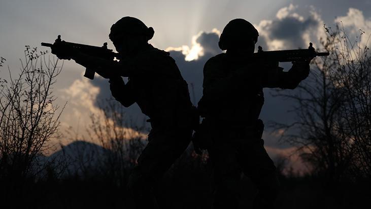 Taciz ateşi açan PKK’lı teröristler öldürüldü