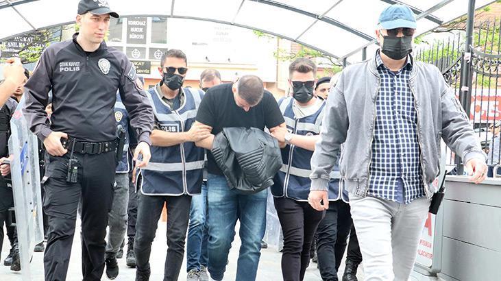 Kelime-i Tevhid bayrağını açan kişinin elinden almaya çalışan şüpheli gözaltına alındı