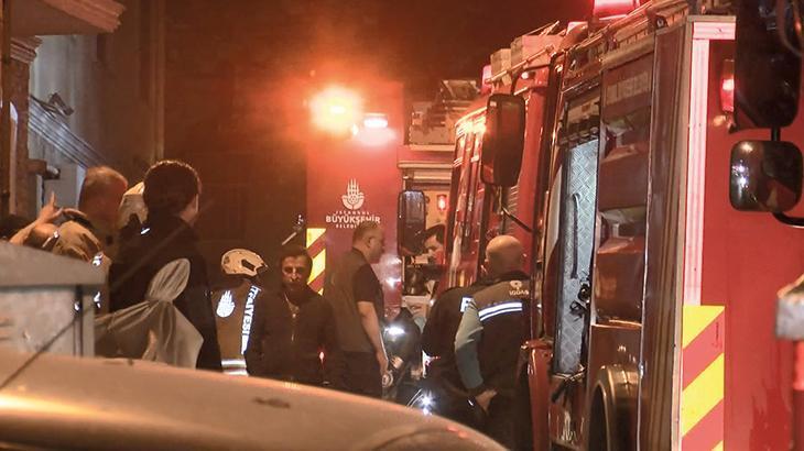 Fatih’te 4 katlı binada yangın! 2 kişi dumandan etkilendi