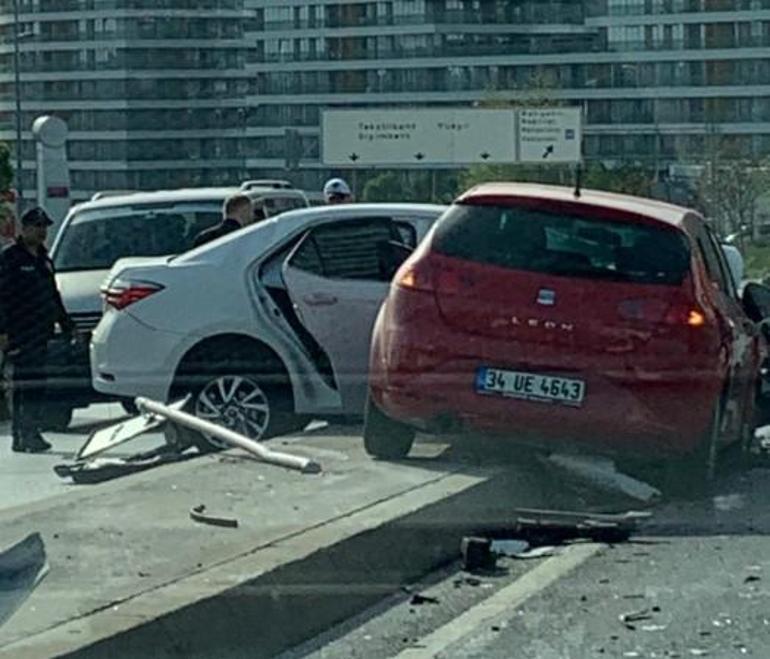 Son dakika... Bağcılar'da 5 araç birbirine girdi! Olay yerinden ilk görüntüler