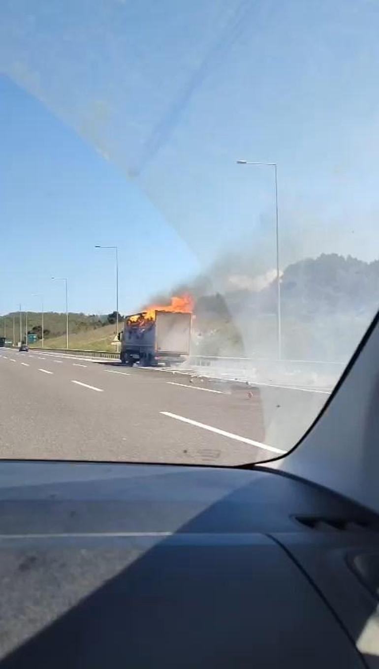 Son dakik: İstanbul'da TIR alev alev ilerledi, trafik durdu