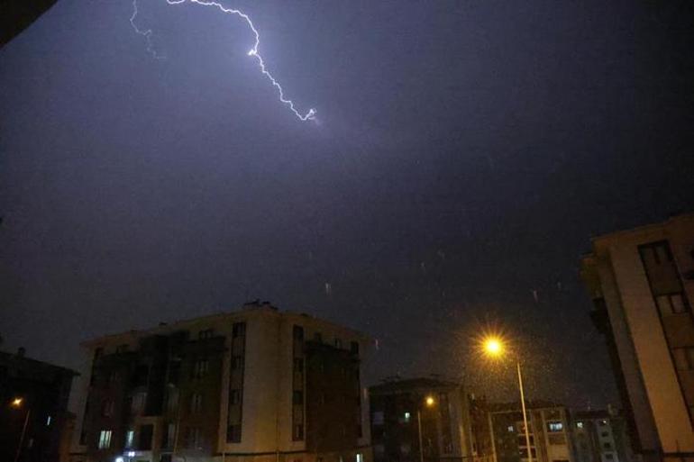 Elazığ ve Hakkari'de sağanak yağış! Şimşekler geceyi gündüze çevirdi