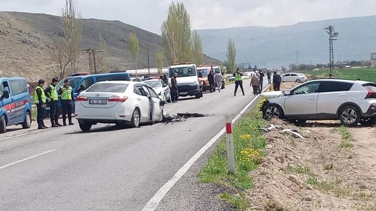 İki otomobil kafa kafaya çarpıştı! Yaralılar var