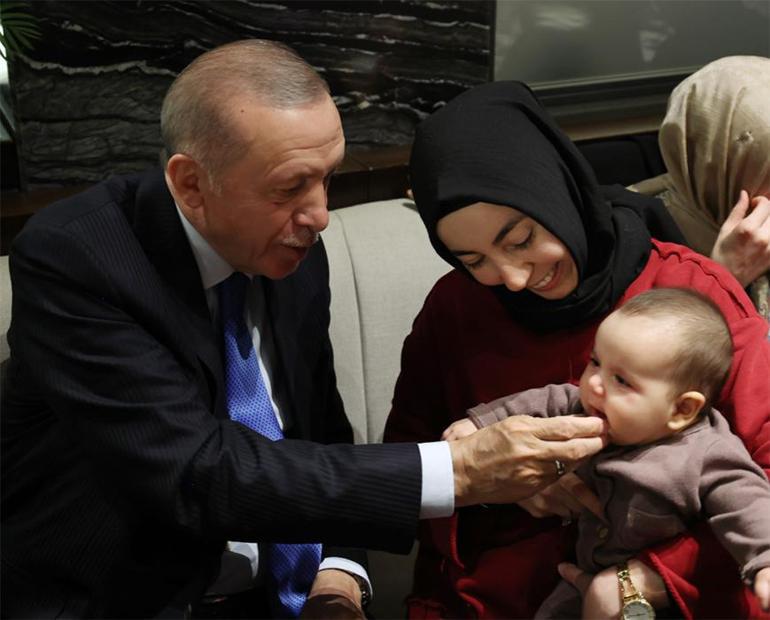 Cumhurbaşkanı Erdoğan iftar sonrası gençlerle buluştu