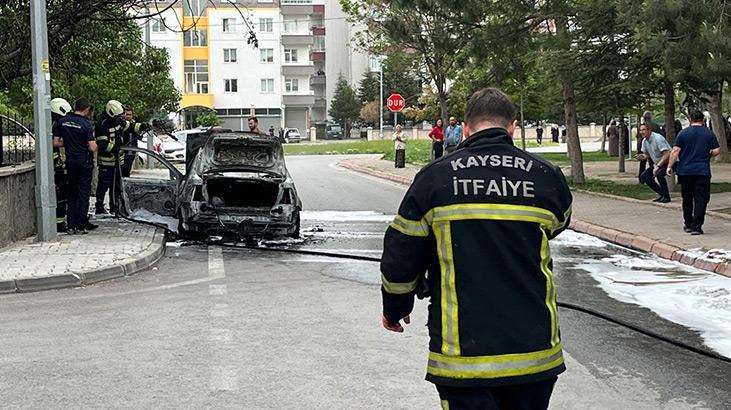 Park halindeki otomobil alev alev yandı