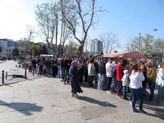 Kadıköy iskelesine akın ettiler! Sıranın ucu bucağı yok