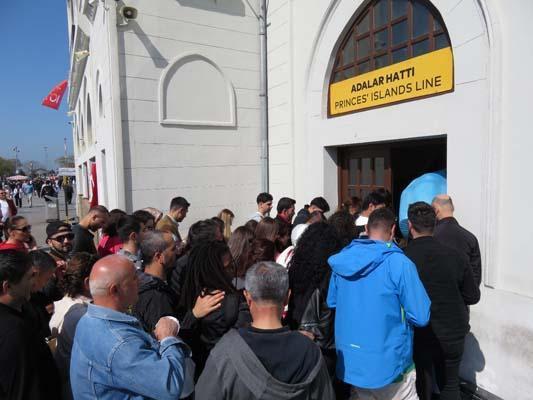 Kadıköy iskelesine akın ettiler! Sıranın ucu bucağı yok