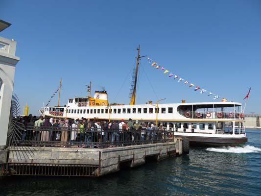 Kadıköy iskelesine akın ettiler! Sıranın ucu bucağı yok