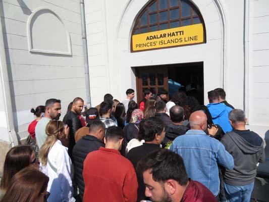 Kadıköy iskelesine akın ettiler! Sıranın ucu bucağı yok