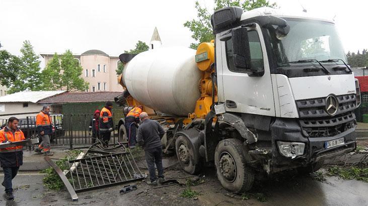 Beton mikseri bariyerleri parçaladı, karşı şeride geçti