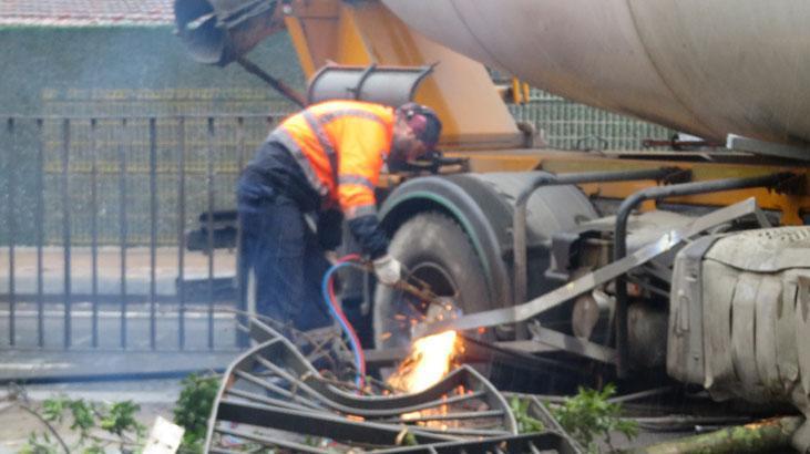 Beton mikseri bariyerleri parçaladı, karşı şeride geçti