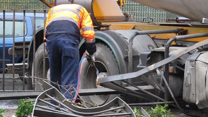 Beton mikseri bariyerleri parçaladı, karşı şeride geçti