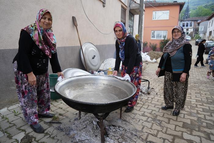 900 yıllık ziyafet! Yılda bir kez hazırlanıyor, 9 kazanda pişiriliyor