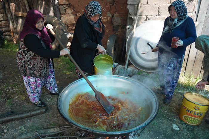 900 yıllık ziyafet! Yılda bir kez hazırlanıyor, 9 kazanda pişiriliyor