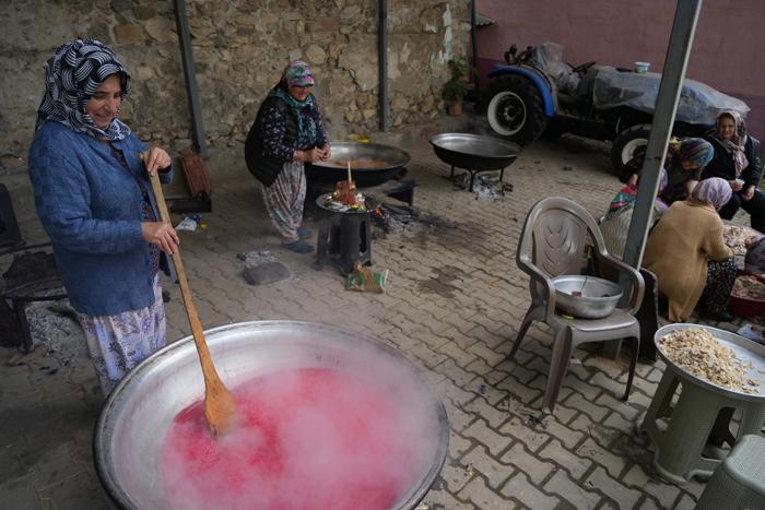 900 yıllık ziyafet! Yılda bir kez hazırlanıyor, 9 kazanda pişiriliyor