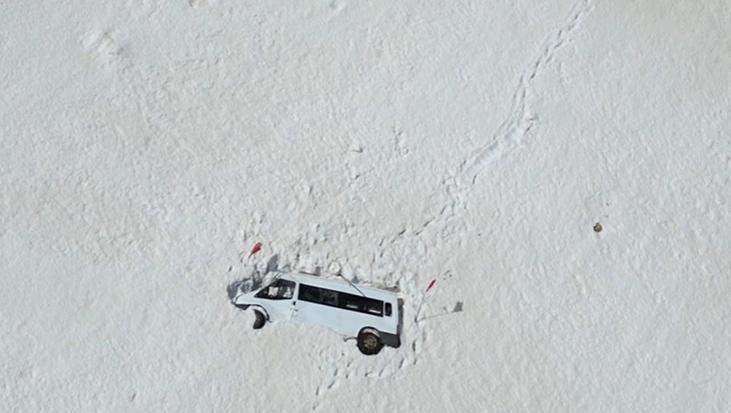 Çığ altında 4 ay! Havalar ısındı, minibüs ortaya çıktı