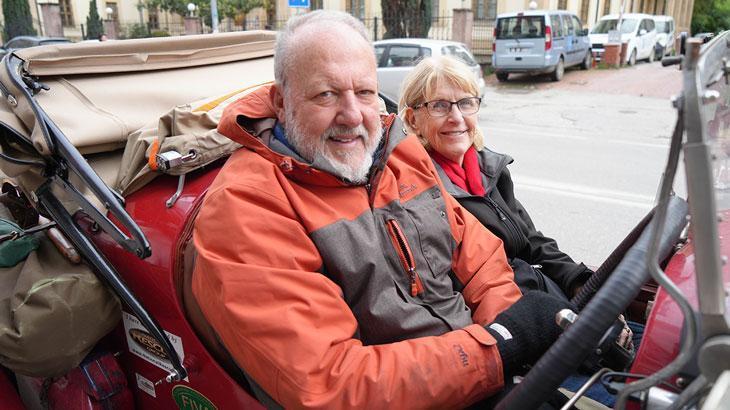 İngiliz çift, asırlık klasik otomobille dünyayı turluyor: Samsun’da ilgi odağı oldu!