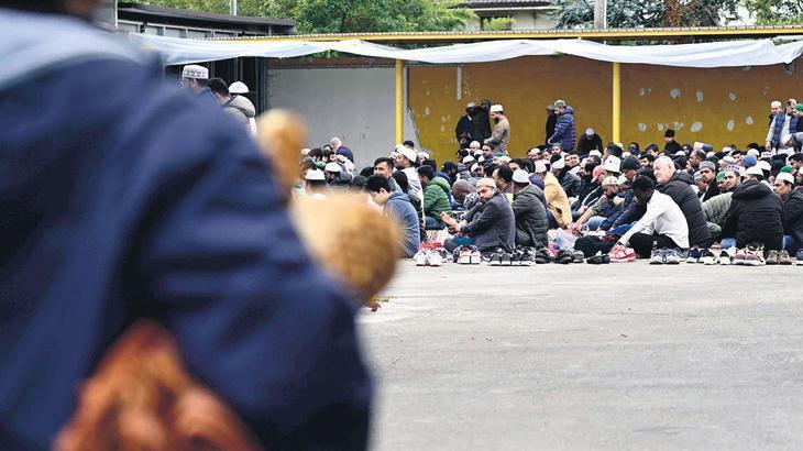 Başkan yasakladı, namazı otoparkta kılıyorlar