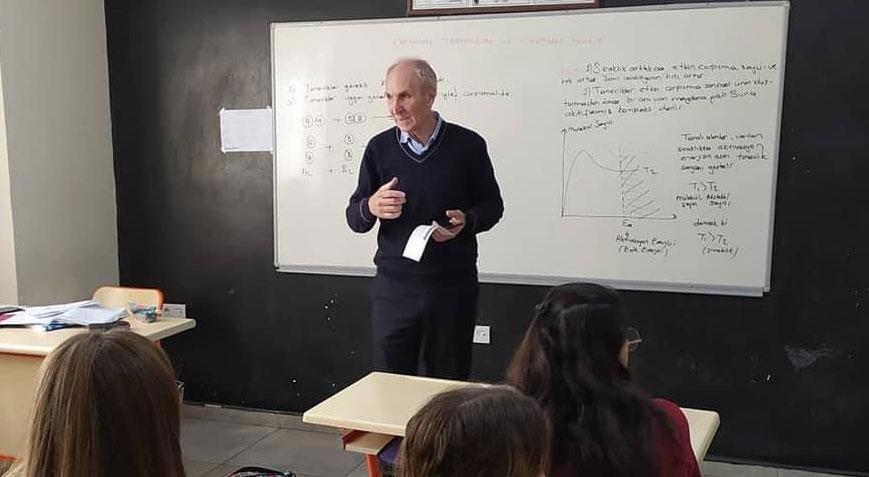 Lisede dehşet! Okuldan atılan öğrenci müdürü silahla vurdu