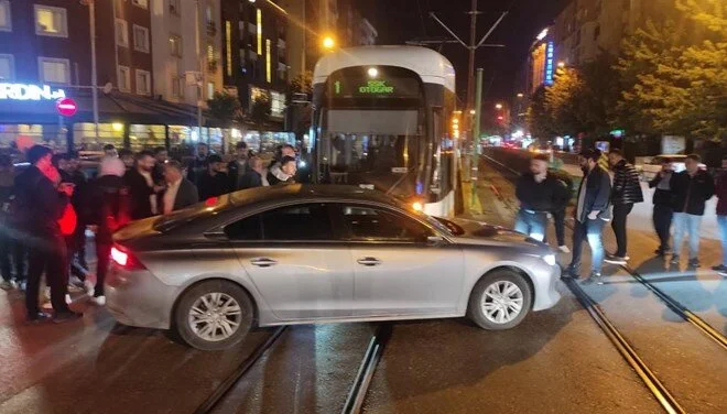 Eskişehir’de Tramvay ile Otomobil Çarpıştı: Maddi Hasar Oluştu