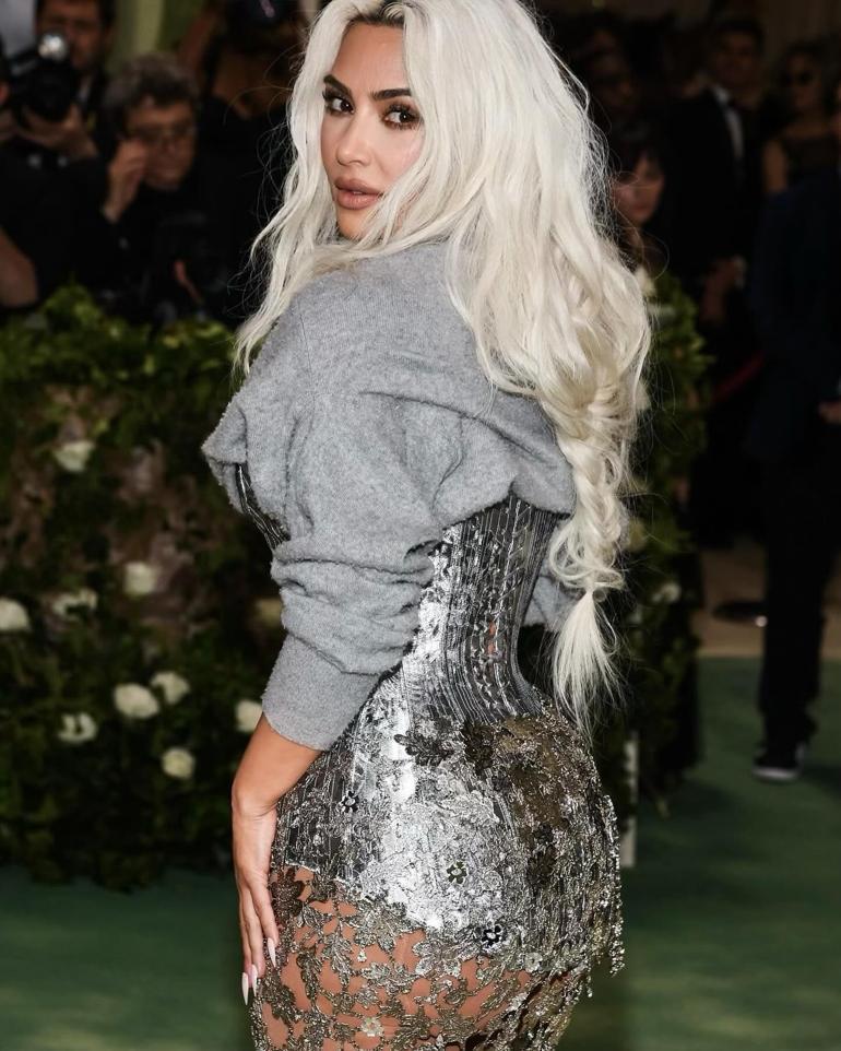 Met Gala'ya Kim Kardashian damgası! Korsesinin darlığı alay konusu oldu