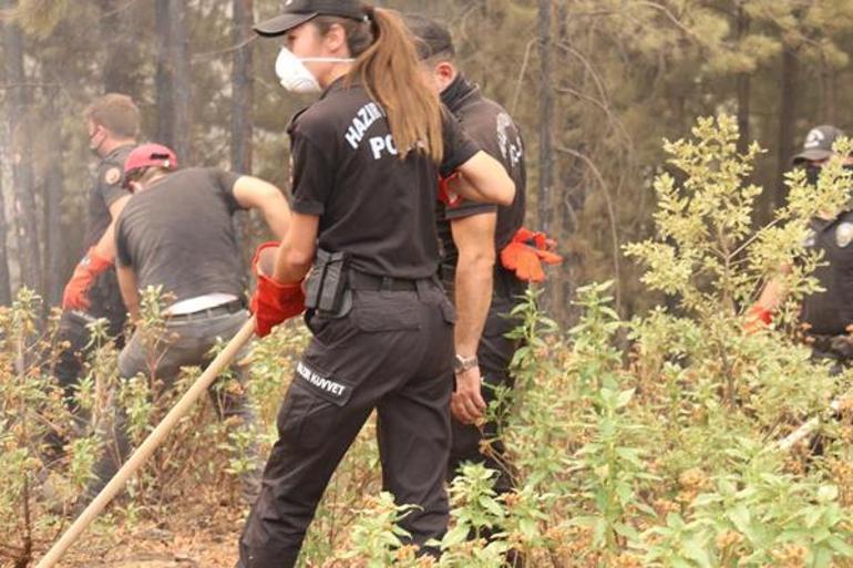 Çift yelek taşıyor! Sokakta polis, inşaatta mühendis