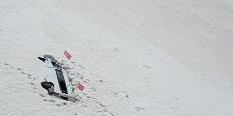 Çığ altında 4 ay! Havalar ısındı, minibüs ortaya çıktı