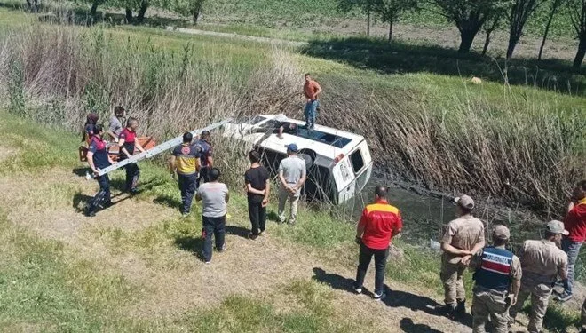 Erzincan’da Minibüs Sulama Kanalına Düştü: Sürücü Kurtarıldı