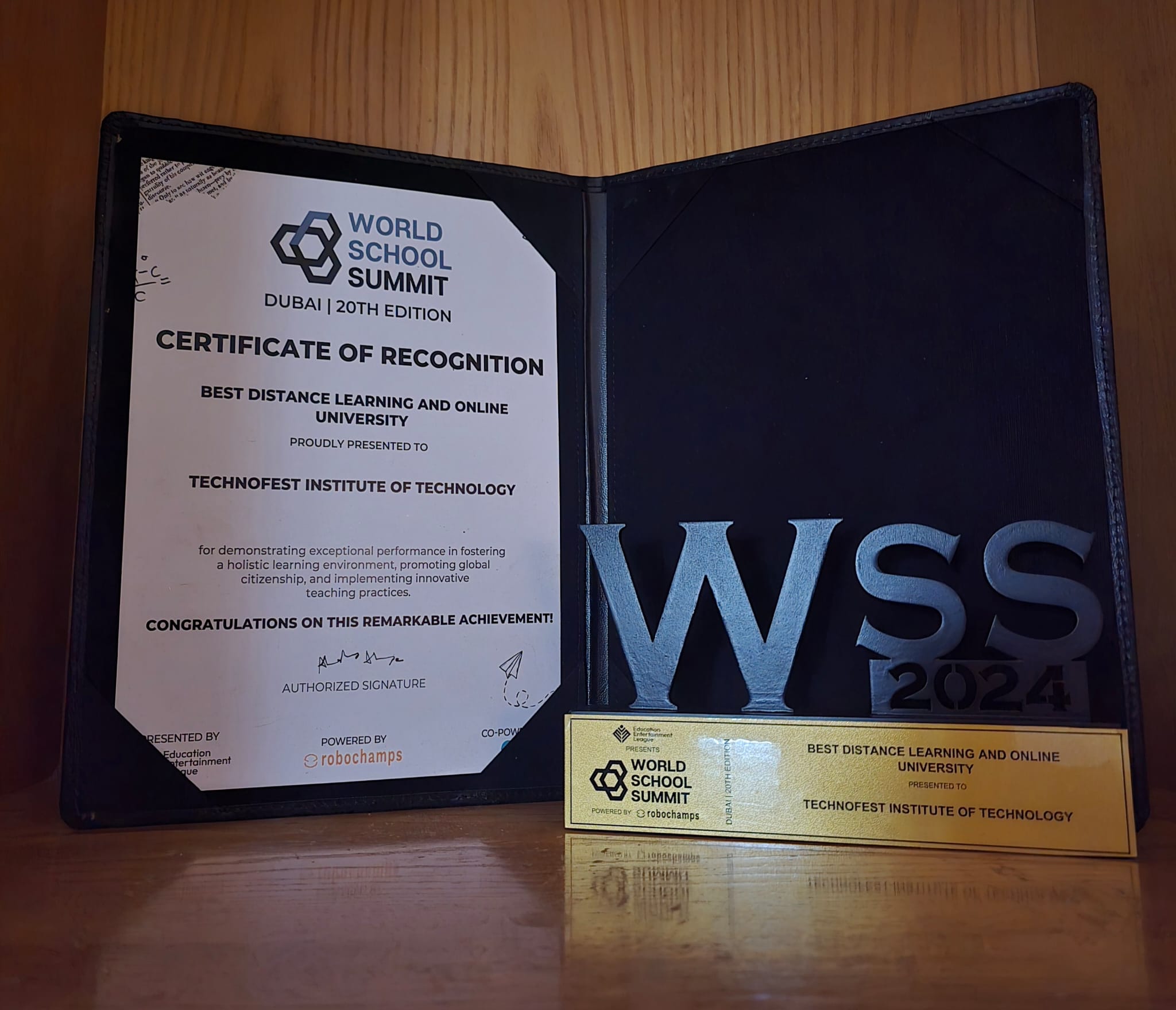 TITU, Dubai’deki World School Summit’te “En İyi Uzaktan Eğitim Üniversitesi” Ödülünü Aldı