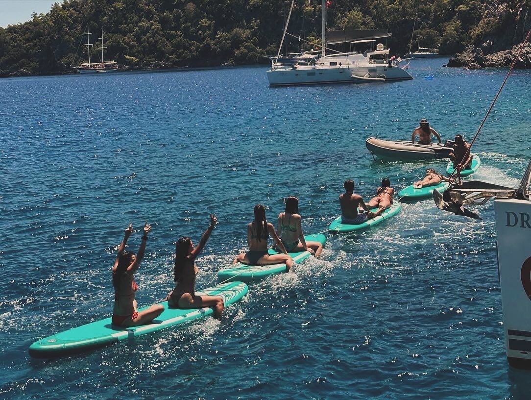 Sailors in Yellow Shorts: Yelkenli Tekne Festivali ile Göcek’te Sınırsız Eğlence