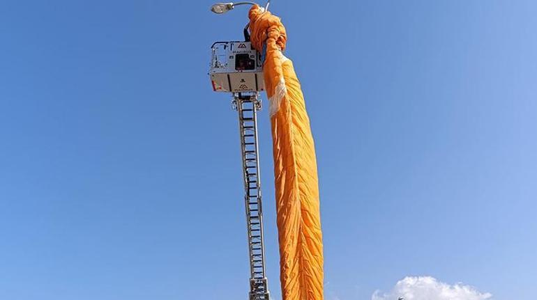 Hatay'da korku dolu dakikalar! Yamaç paraşütçüleri aydınlatma direğinde asılı kaldı