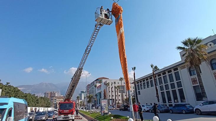 Yamaç paraşütçüleri aydınlatma direğinde asılı kaldı