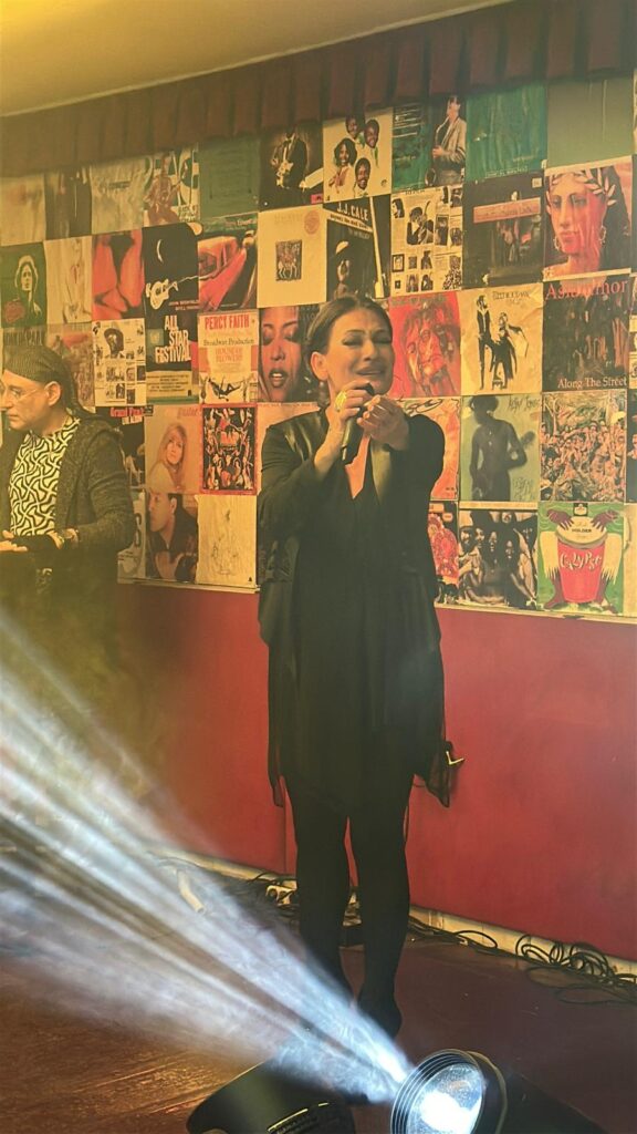 90’lar Şarkılarıyla Geçmişe Yolculuk: Beyza Yüzüak’tan Muhteşem Performans!