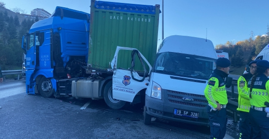 TIR, Cezaevi Personel Servisine Çarptı.