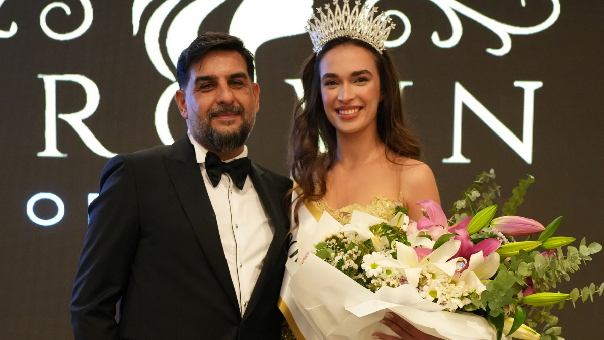 ÇIRAĞAN SARAYI’NDA UNUTULMAZ GECE! HANDE BETÜL SEVİMLİ ÜÇ TAÇLA TARİHE GEÇTİ