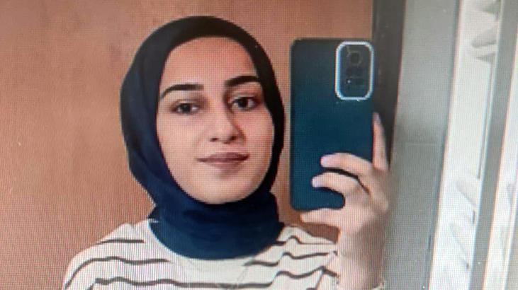 Rojin Kabaiş Soruşturmasında Kritik Gelişme: Dijital İnceleme İçin Telefon İspanya’ya Gönderiliyor Van Yüzüncü Yıl Üniversitesi (YYÜ) öğrencisi Rojin Kabaiş’in şüpheli ölümüyle ilgili yürütülen soruşturmada, kilit delil niteliğindeki cep telefonunun dijital verilere erişim amacıyla İspanya’ya gönderilmesine karar verildi.  🔎 Olay Özeti ve DNA Tespiti Olay: YYÜ Çocuk Gelişimi Bölümü birinci sınıf öğrencisi Rojin Kabaiş (19), 27 Eylül 2023’te kaldığı yurttan ayrıldıktan sonra kaybolmuş, 15 Ekim’de ise Van Gölü kıyısında cansız bedeni bulunmuştu.  Adli Tıp Raporu: Adli Tıp Kurumu Biyolojik İhtisas Dairesi raporunda, Kabaiş’in göğüs ve vajina iç bölgesinde iki ayrı erkeğe ait DNA tespit edildiği belirtildi.  DNA Tarama Süreci: Cenazeye temas etmiş olabilecek kişiler dahil olmak üzere geniş çaplı DNA taraması başlatıldı. Kıyaslanan profil sayısı ilk etapta 134 iken, bu sayı son olarak 195’e yükseldi. Üniversite ve yurt güvenlik görevlilerinden de DNA örnekleri alındı.  📱 Dijital Veri Krizi ve Uluslararası İstinabe Soruşturmanın seyrini değiştirebilecek kritik öneme sahip olduğu belirtilen Rojin Kabaiş’e ait cep telefonunun çözülmesi için uluslararası destek talebinde bulunuldu.  Adalet Bakanı Girişimi: Adalet Bakanı Yılmaz Tunç, İspanya Adalet Bakanı Garcia ile yaptığı görüşmede, soruşturmanın titizlikle sürdüğünü vurgulayarak, cep telefonunun çözülmesinin hayati önem taşıdığını belirtti ve İspanyol makamlarından destek talep etti.  İspanya’dan Onay: İspanya Adalet Bakanı Garcia, talebin kabul edildiğini ve gerekli işlemlerin en kısa sürede sonuçlandırılması için talimat verildiğini açıkladı.  Kritik Karar: Adalet Bakanı Tunç’un girişimleri sonucu uluslararası istinabe talebinin kabul edilmesiyle, Kabaiş’in cep telefonundaki dijital verilere erişim sağlanması amacıyla cihaz, Türkiye’den 2 görevli ile birlikte İspanya’ya gönderilecek ve kriminal incelemeye tabi tutulacak.  Elde edilecek dijital verilerin, soruşturmanın seyrini kökten değiştirebilecek nitelikte olduğu ve incelemenin tamamlanmasının ardından verilerin Türkiye’ye ulaştırılması bekleniyor.