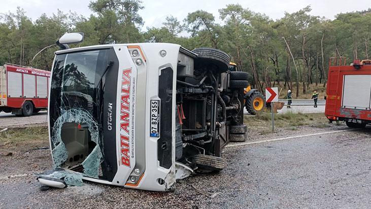Antalya D-400 Karayolu’nda Midibüs Devrildi: 5 Yaralı