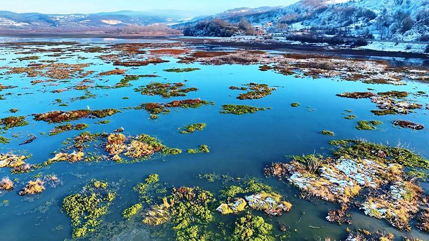 Kar Ladik Gölü’nü Beyaz Bir Masala Dönüştürdü