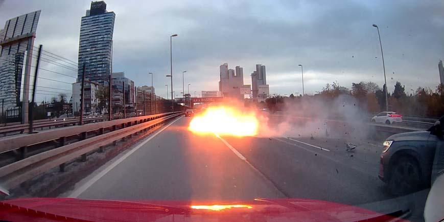 Şişli’de Trafik Kazası Sonrası Otomobil Küle Döndü