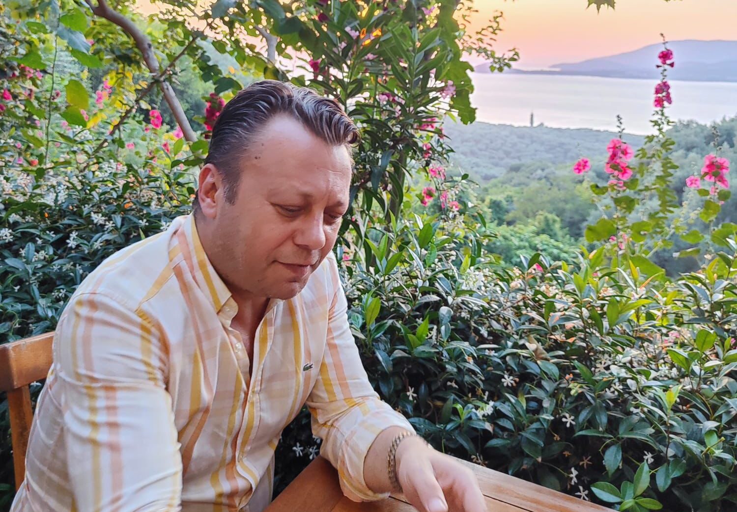 Onur Cavit İdin: Magazin Dünyasında Az Görünen, Çok Konuşulan İsim