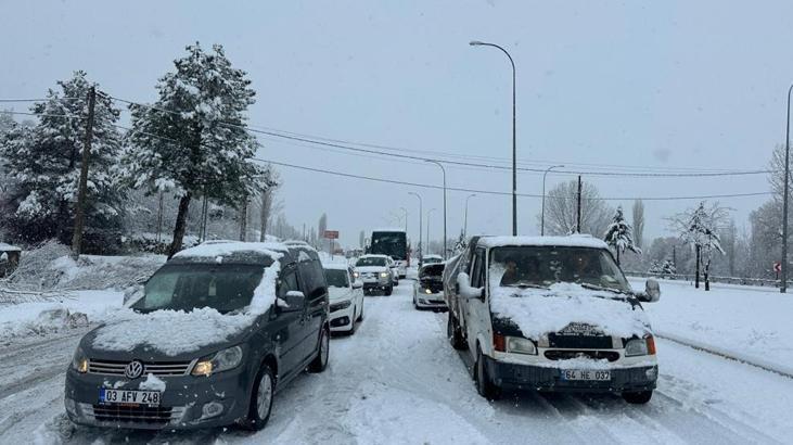 Kar bir anda bastırdı! Karayolu 3 saat trafiğe kapandı
